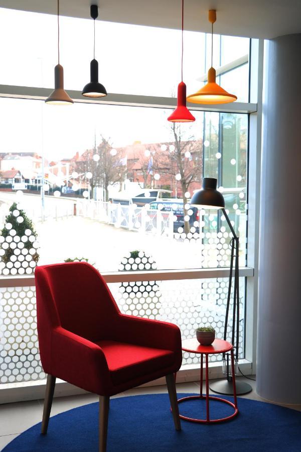 Hotel Express, Racecourse